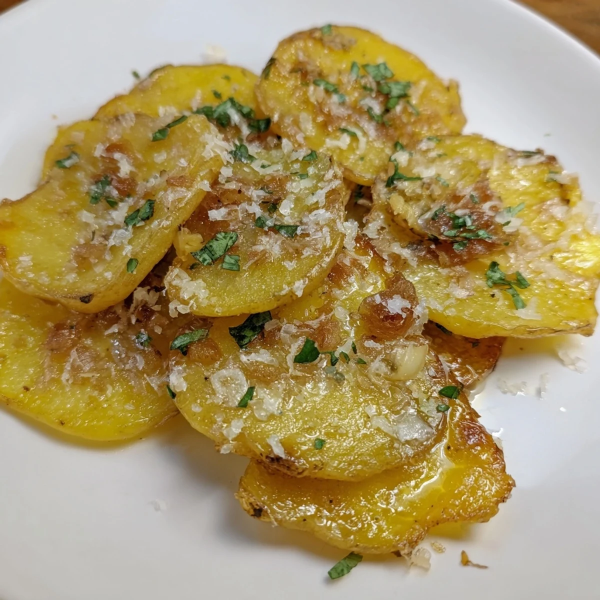 These crispy Garlic Parmesan Smashed Potatoes feature a buttery, parmesan-crusted texture and savory aromas.